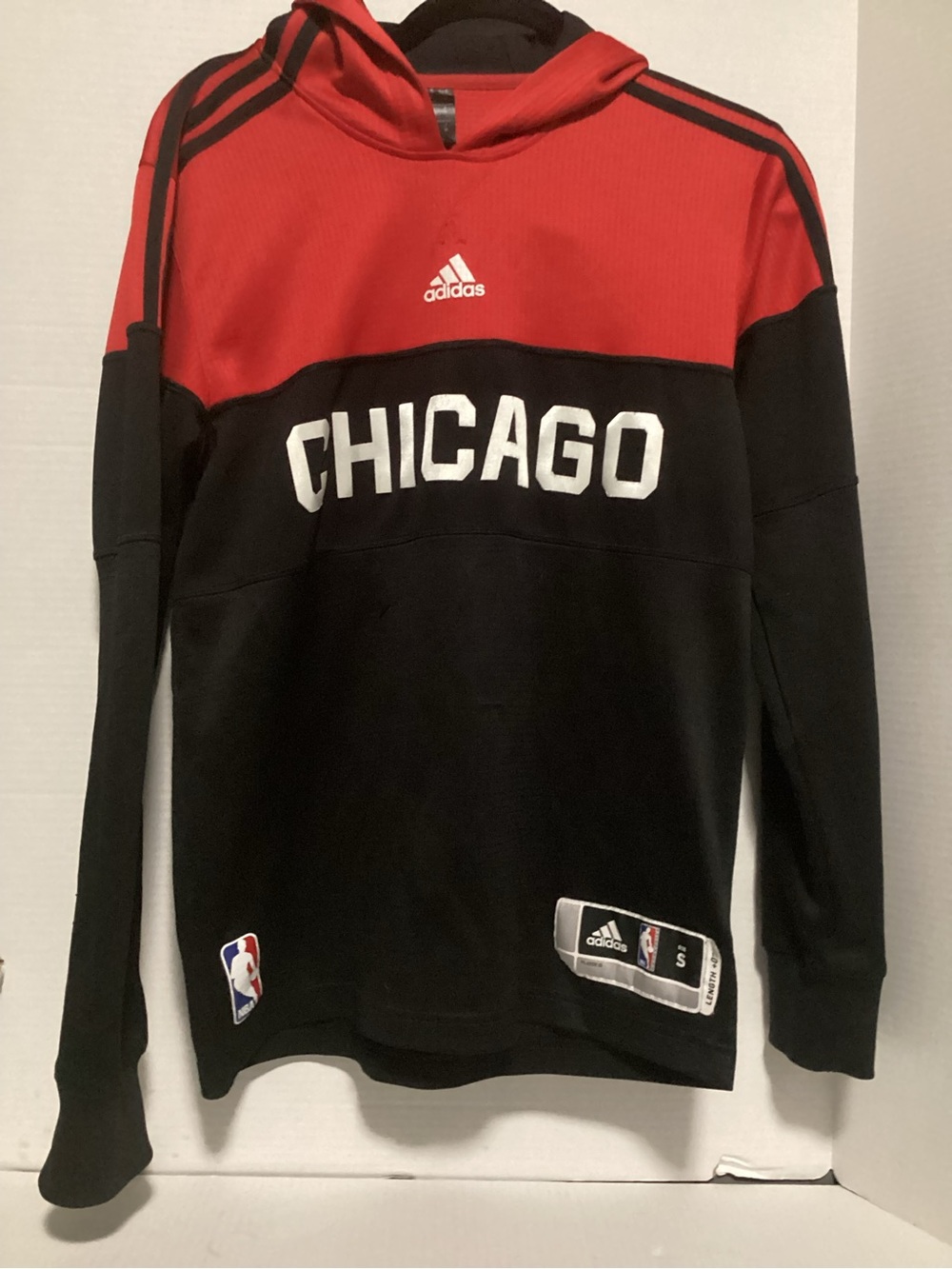adidas Men’s Small Chicago Bulls Basketball Hoodie Sweatshirt in Red and Black